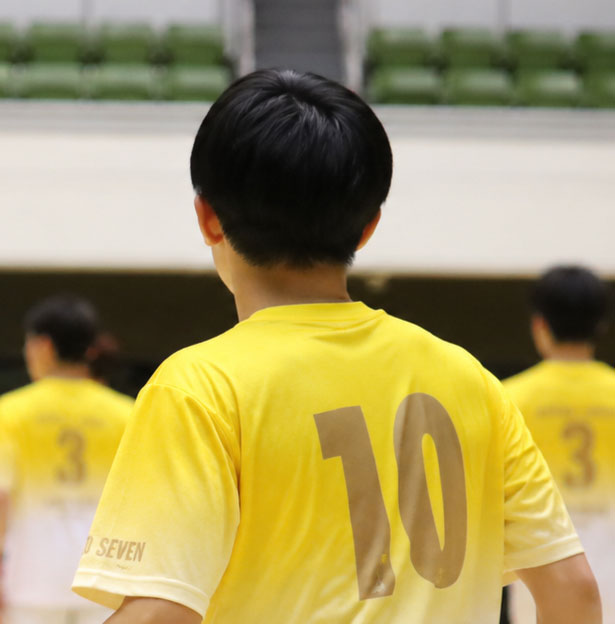 黄色のユニフォームを着た背番号10の選手の後ろ姿