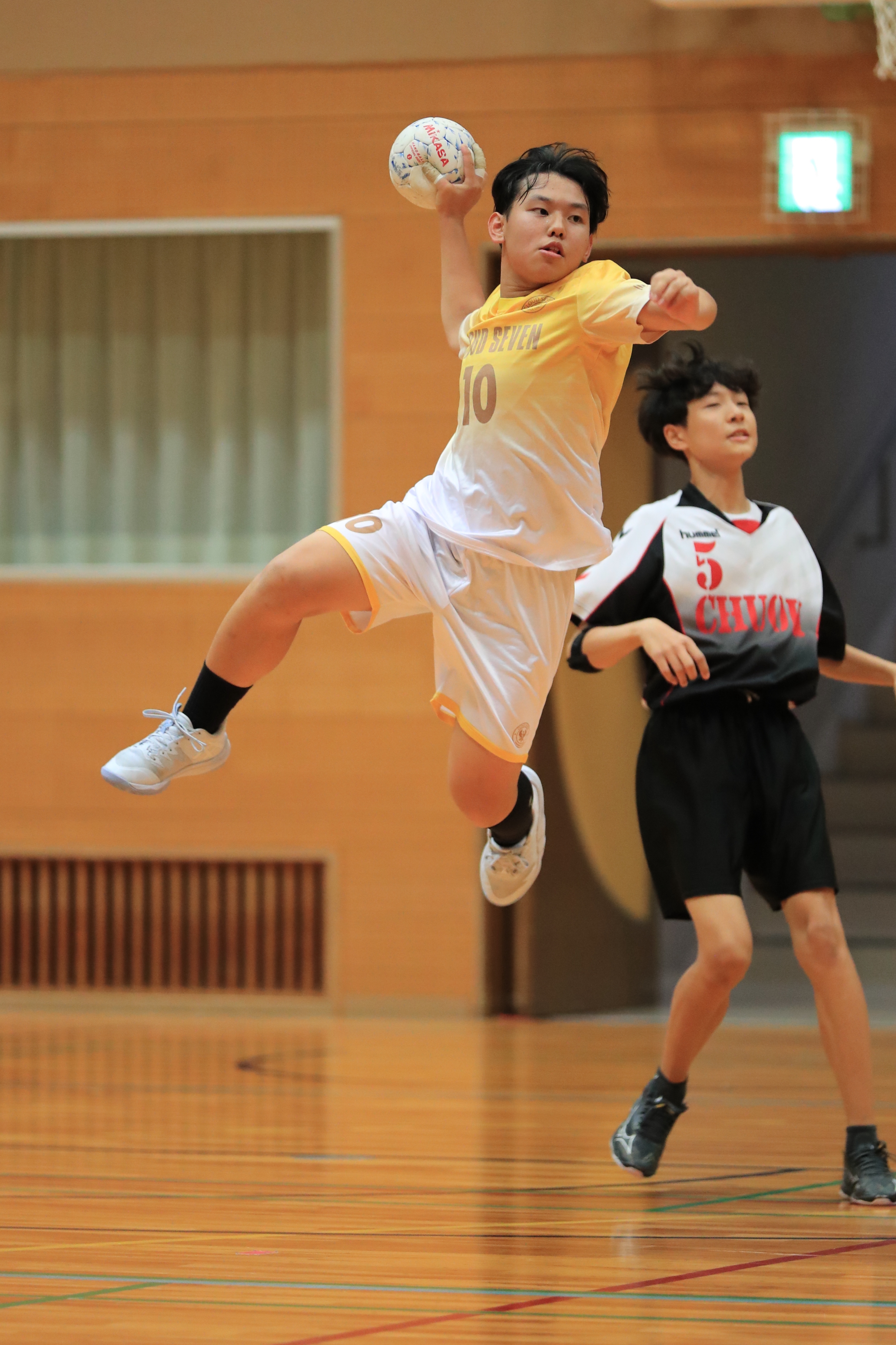 背番号10の選手がジャンプシュートに挑む場面