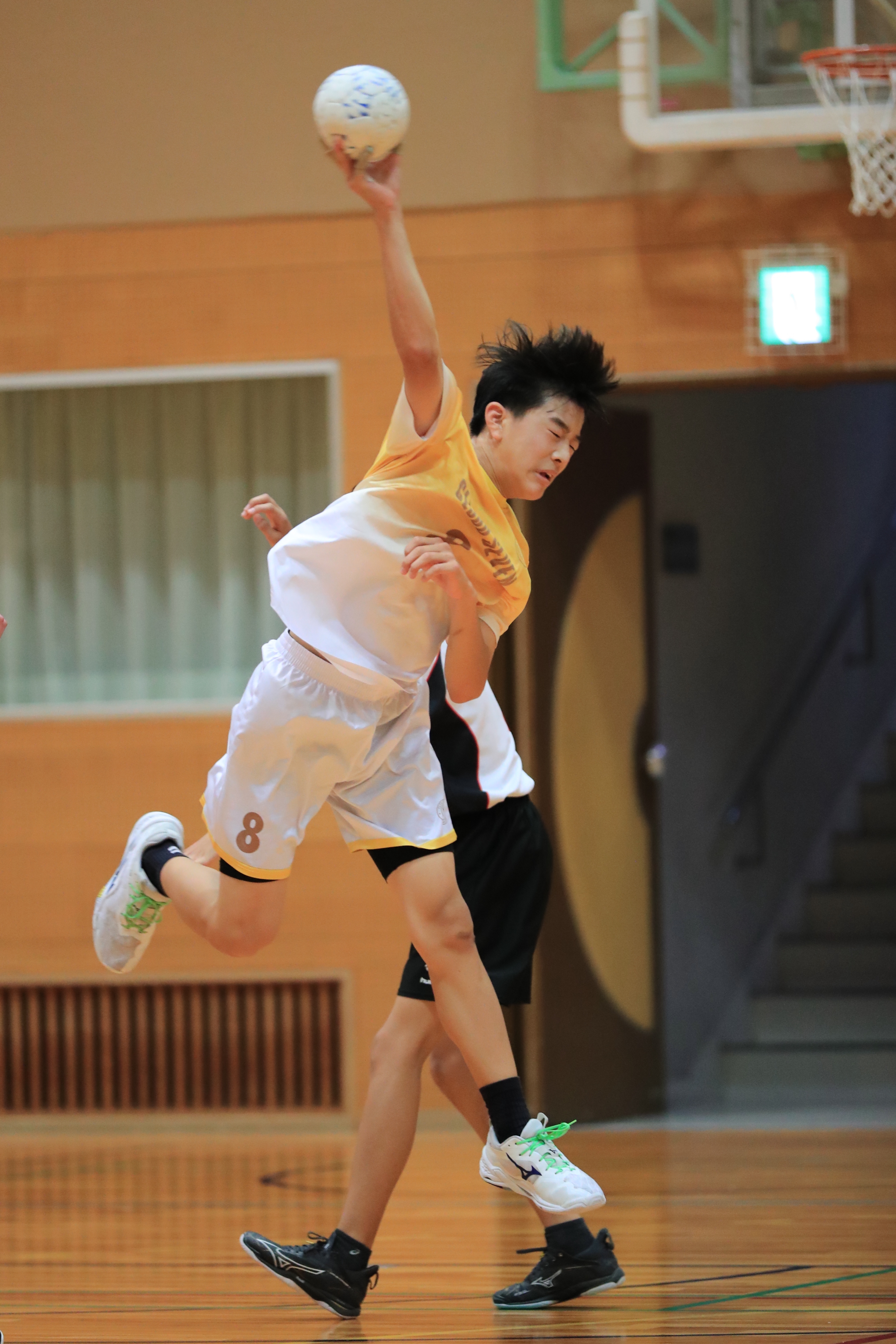 背番号8の選手がシュートを放つ場面