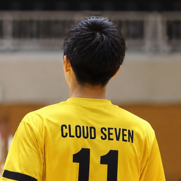 CLOUD SEVENの黄色い背番号11のシャツを着た選手の後ろ姿